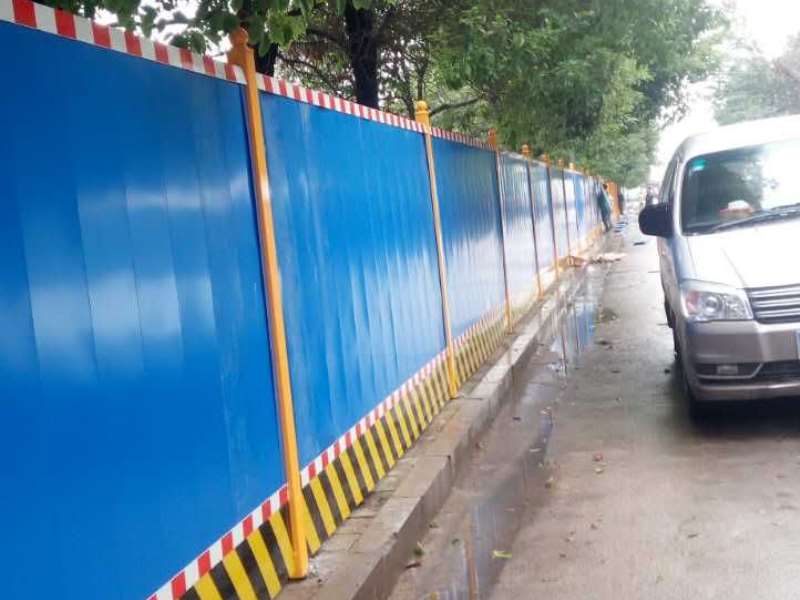安裝道路彩鋼圍擋時(shí)應(yīng)該注意哪些問(wèn)題